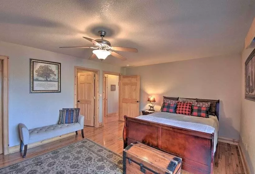 Spacious Lake Santeetlah Cottage W/ Lake Views!