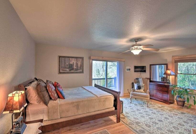 Spacious Lake Santeetlah Cottage W/ Lake Views!