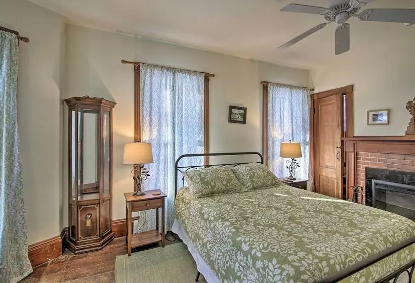 Spacious Home On Bear Camp River In Tamworth!