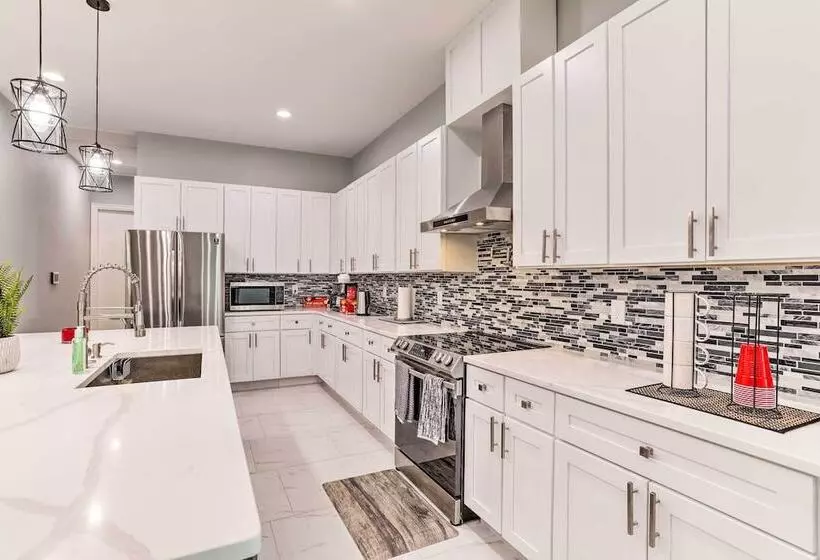 St Pete Escape W/ Patio & Yard: 6 Mi To Beach