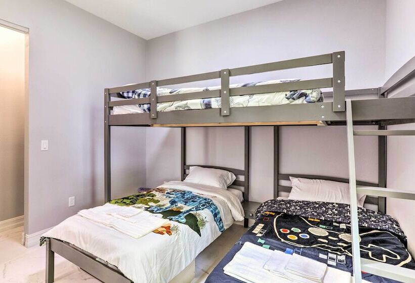 St Pete Escape W/ Patio & Yard: 6 Mi To Beach