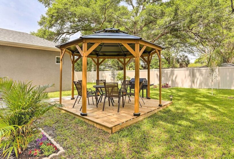 St Pete Escape W/ Patio & Yard: 6 Mi To Beach