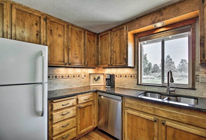 Updated Farmhouse W/ Deck On Central Oregon Canal!