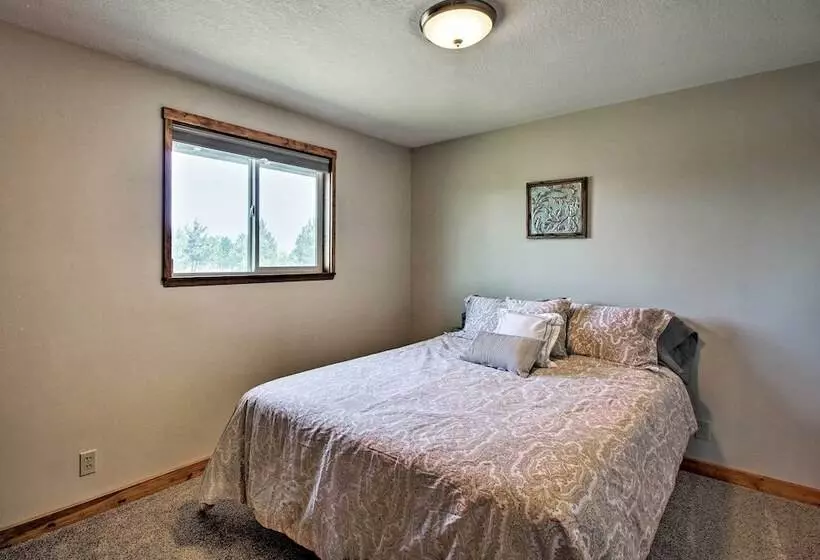 Updated Farmhouse W/ Deck On Central Oregon Canal!