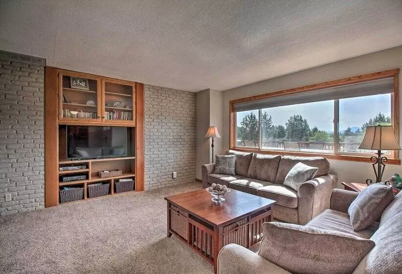 Updated Farmhouse W/ Deck On Central Oregon Canal!