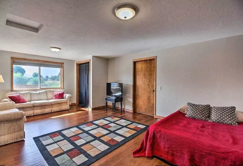 Updated Farmhouse W/ Deck On Central Oregon Canal!