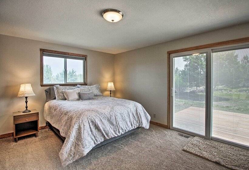 Updated Farmhouse W/ Deck On Central Oregon Canal!