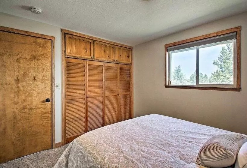 Updated Farmhouse W/ Deck On Central Oregon Canal!