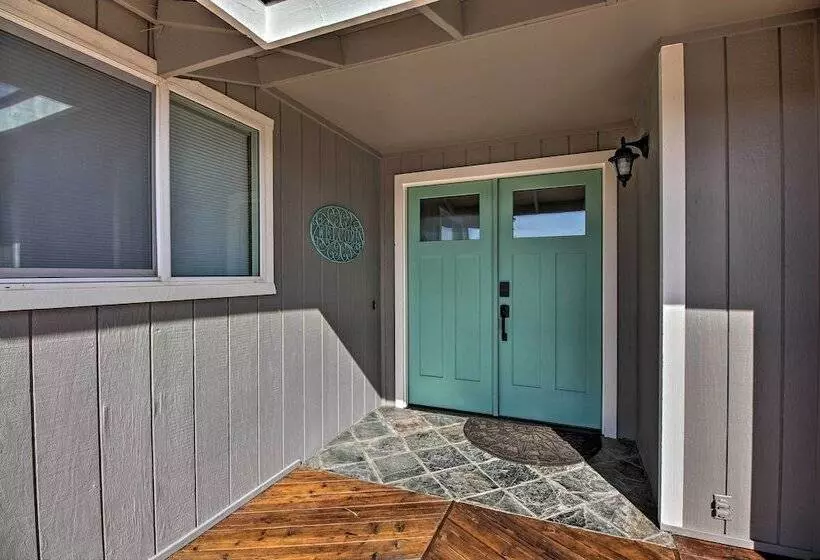 Updated Farmhouse W/ Deck On Central Oregon Canal!