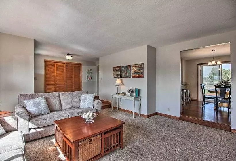 Updated Farmhouse W/ Deck On Central Oregon Canal!