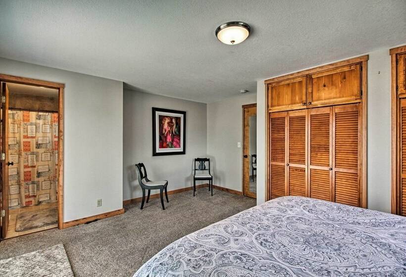 Updated Farmhouse W/ Deck On Central Oregon Canal!