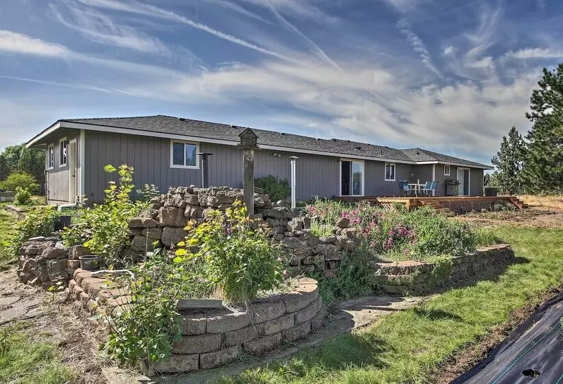 Updated Farmhouse W/ Deck On Central Oregon Canal!