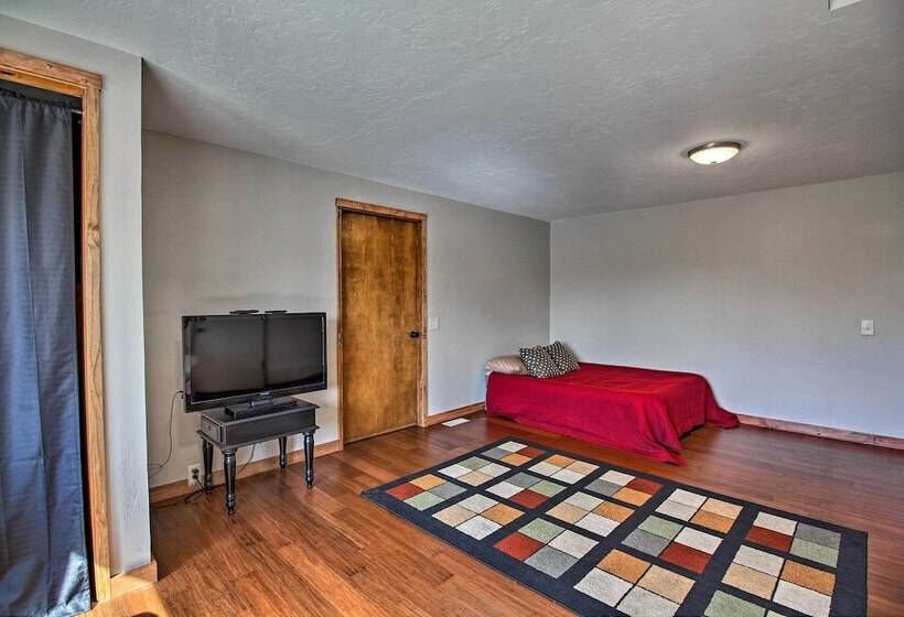 Updated Farmhouse W/ Deck On Central Oregon Canal!