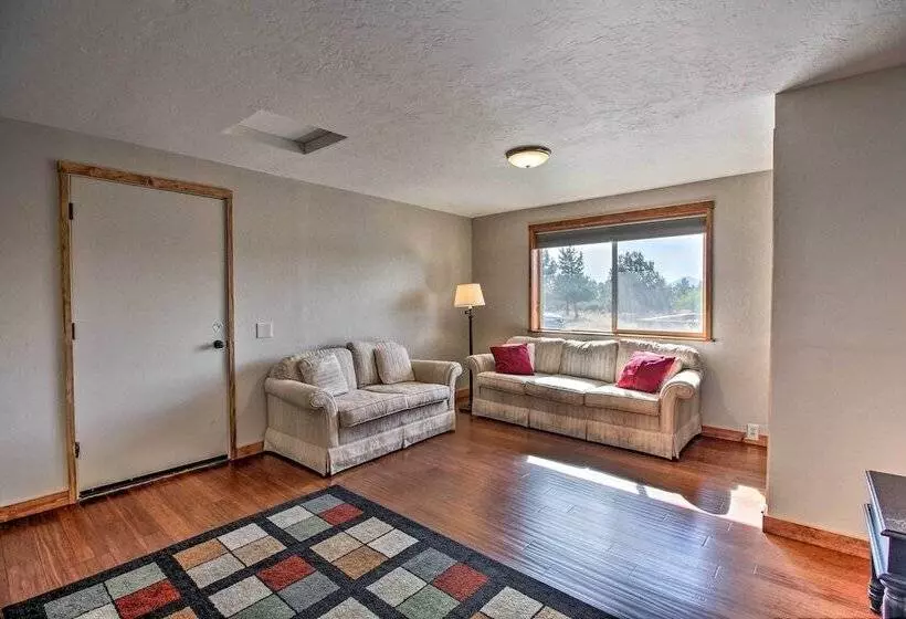 Updated Farmhouse W/ Deck On Central Oregon Canal!