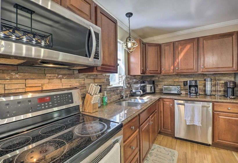 Poconos Escape W/ Hot Tub & Fire Pit