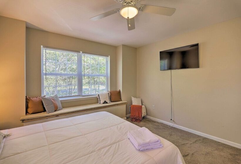 Poconos Escape W/ Hot Tub & Fire Pit