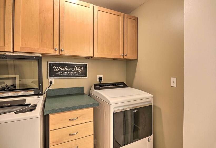 Poconos Escape W/ Hot Tub & Fire Pit