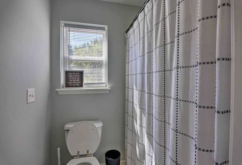 Poconos Escape W/ Hot Tub & Fire Pit