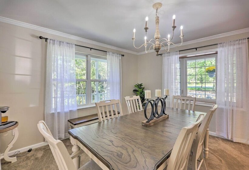 Poconos Escape W/ Hot Tub & Fire Pit