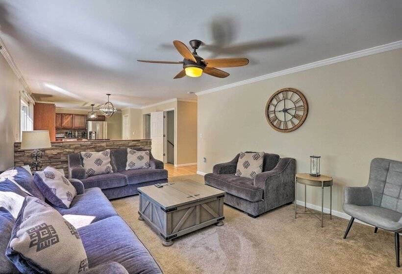 Poconos Escape W/ Hot Tub & Fire Pit