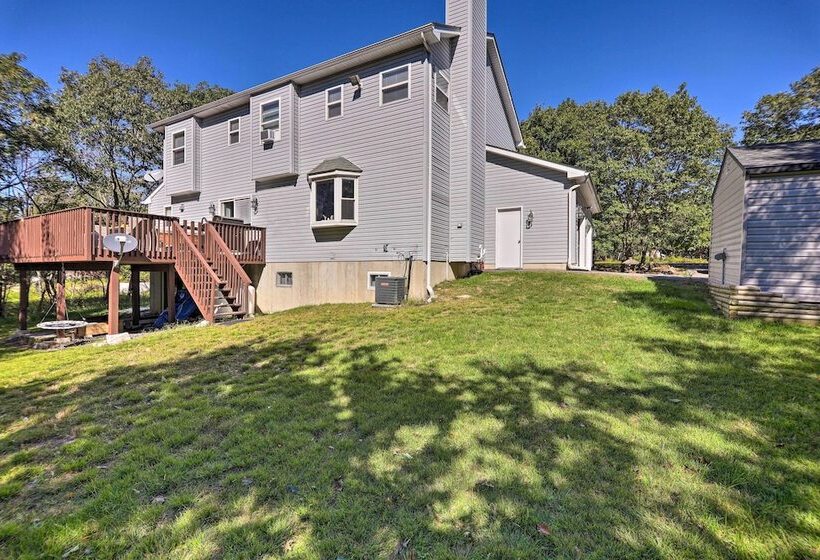 Poconos Escape W/ Hot Tub & Fire Pit