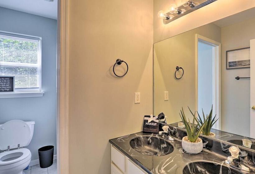 Poconos Escape W/ Hot Tub & Fire Pit