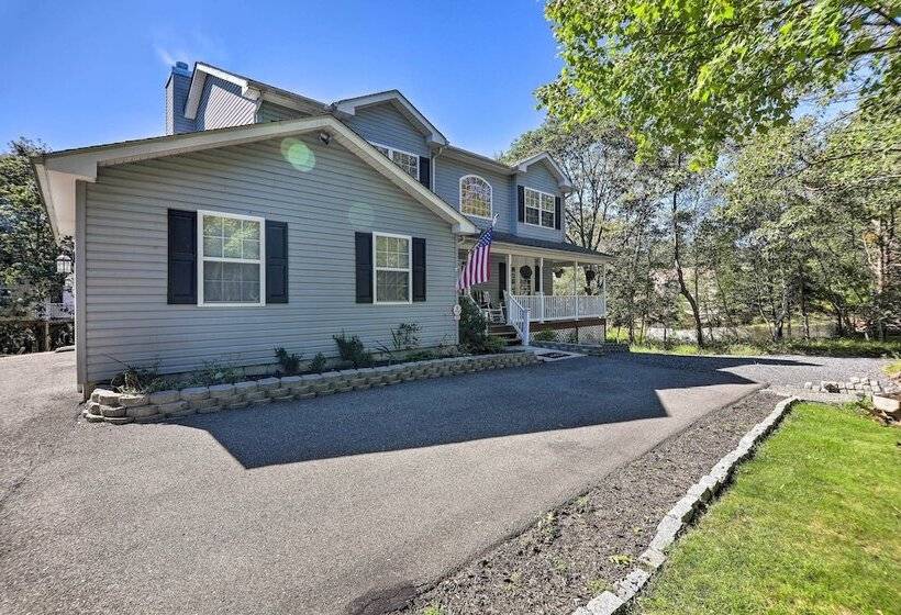 Poconos Escape W/ Hot Tub & Fire Pit