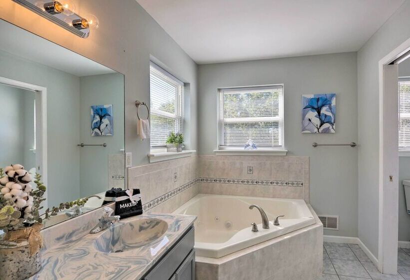 Poconos Escape W/ Hot Tub & Fire Pit