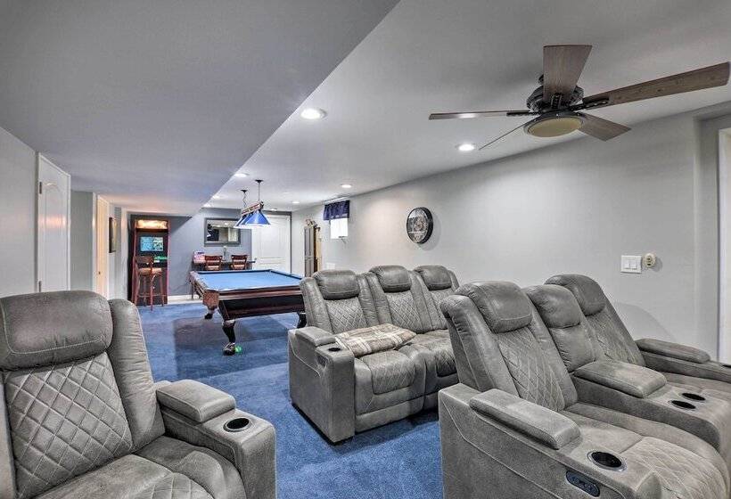 Poconos Escape W/ Hot Tub & Fire Pit