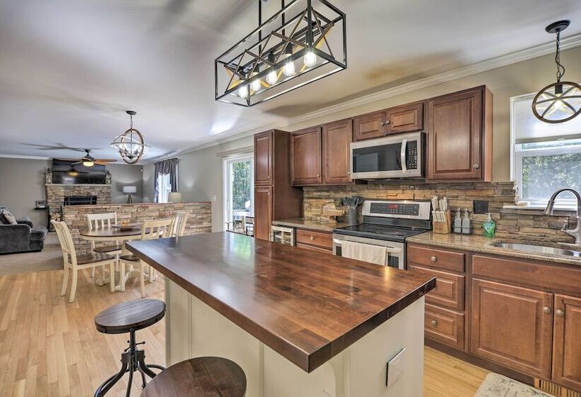 Poconos Escape W/ Hot Tub & Fire Pit