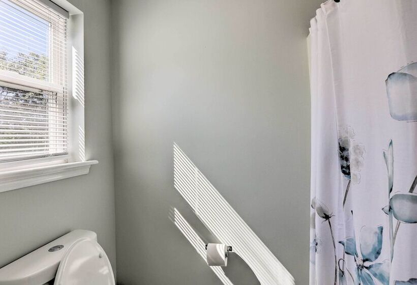 Poconos Escape W/ Hot Tub & Fire Pit