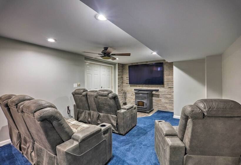 Poconos Escape W/ Hot Tub & Fire Pit