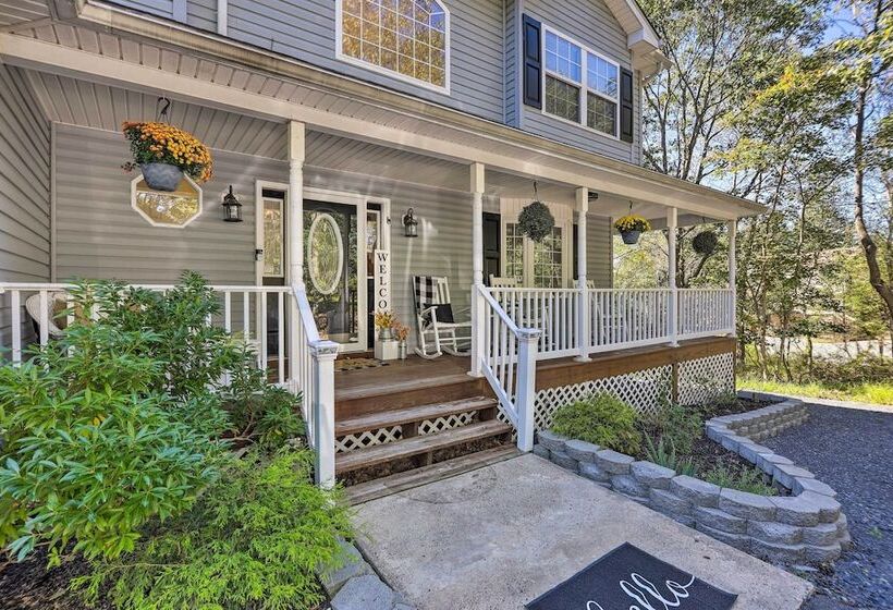 Poconos Escape W/ Hot Tub & Fire Pit