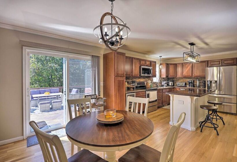 Poconos Escape W/ Hot Tub & Fire Pit