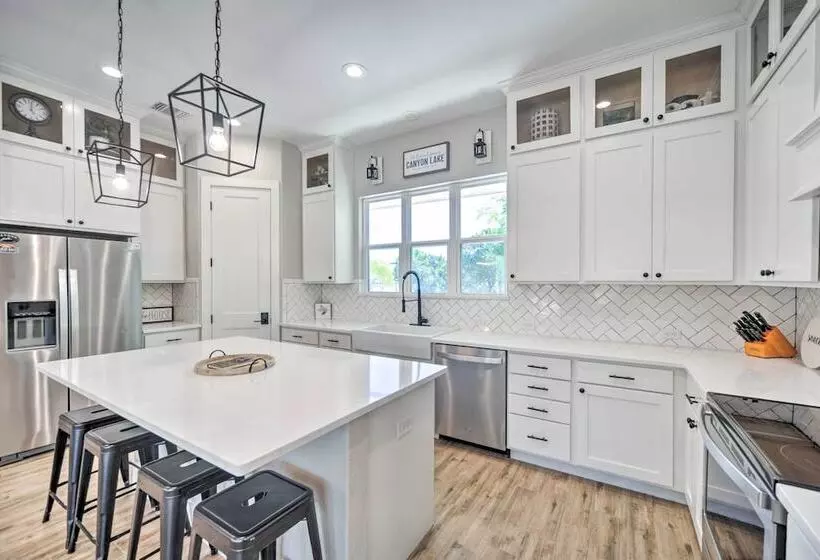 Brand New Modern Canyon Lake Escape W/ Fire Pit!