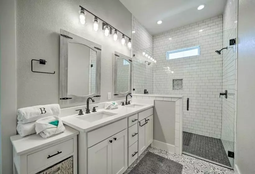 Brand New Modern Canyon Lake Escape W/ Fire Pit!