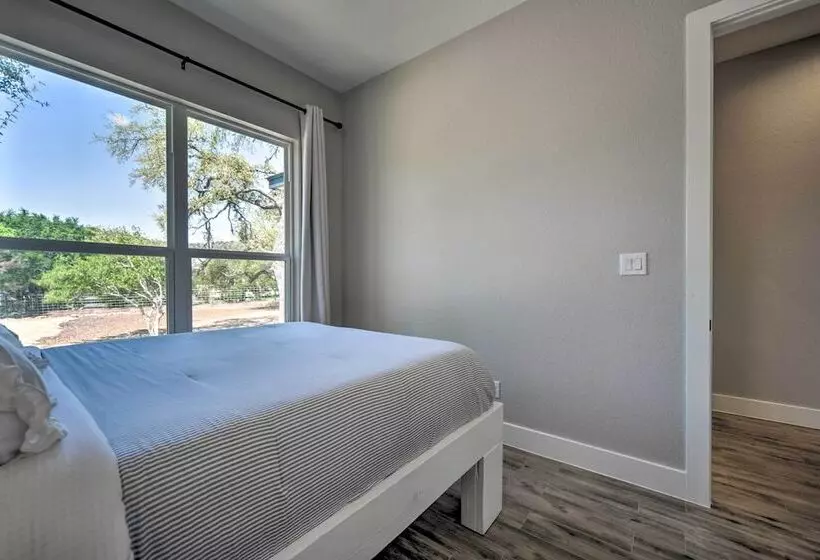 Brand New Modern Canyon Lake Escape W/ Fire Pit!