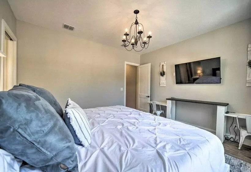 Brand New Modern Canyon Lake Escape W/ Fire Pit!