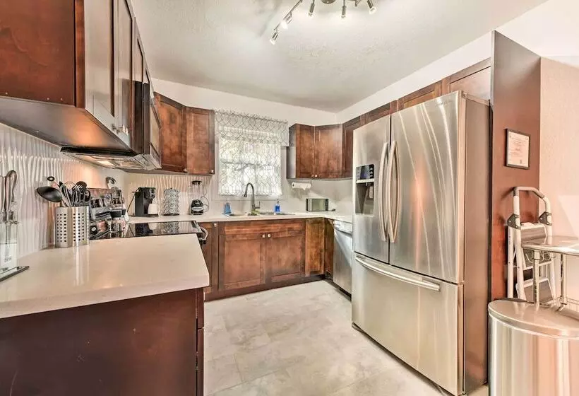 Bright, Pet Friendly Retreat In Avon Park!