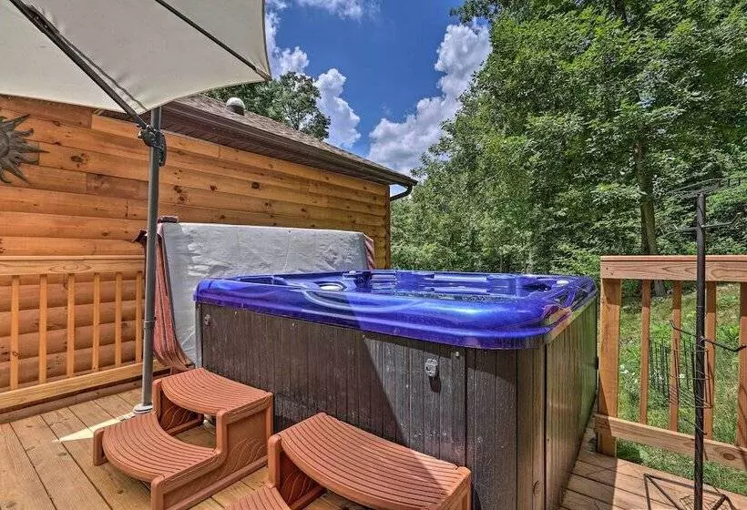 Butler Cabin On 19 Acres W/ Hot Tub & Fire Pit!