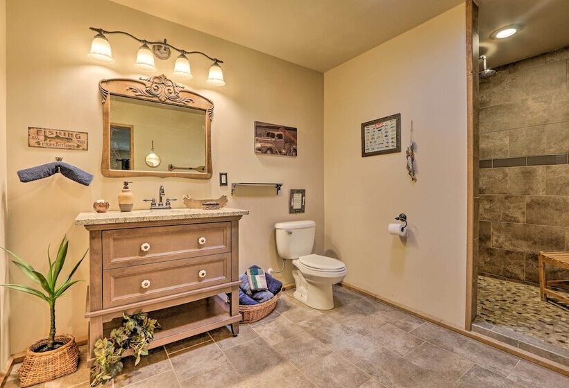 Butler Cabin On 19 Acres W/ Hot Tub & Fire Pit!