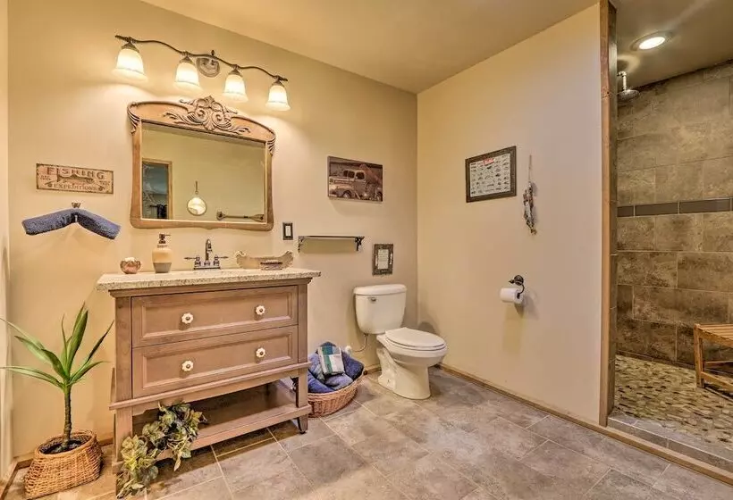 Butler Cabin On 19 Acres W/ Hot Tub & Fire Pit!