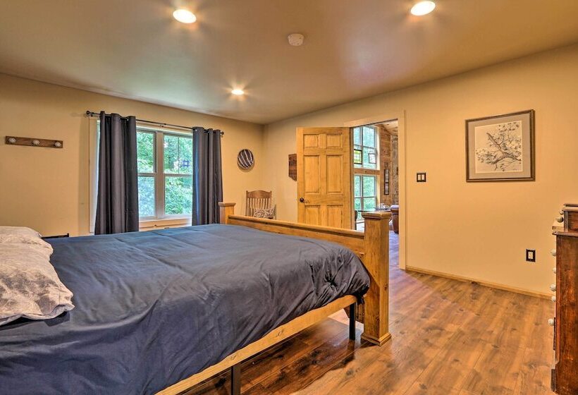 Butler Cabin On 19 Acres W/ Hot Tub & Fire Pit!