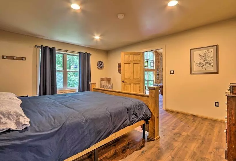 Butler Cabin On 19 Acres W/ Hot Tub & Fire Pit!