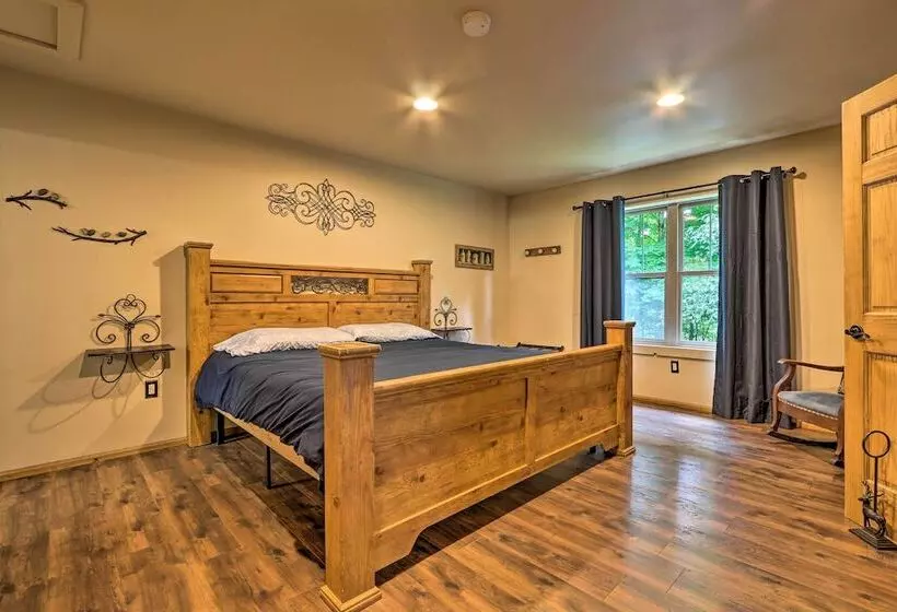 Butler Cabin On 19 Acres W/ Hot Tub & Fire Pit!