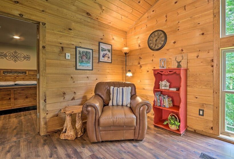 Butler Cabin On 19 Acres W/ Hot Tub & Fire Pit!