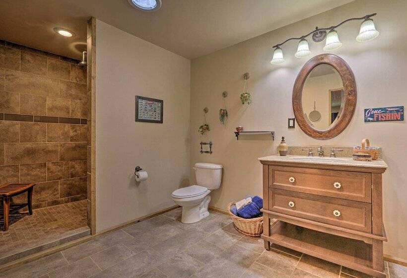 Butler Cabin On 19 Acres W/ Hot Tub & Fire Pit!