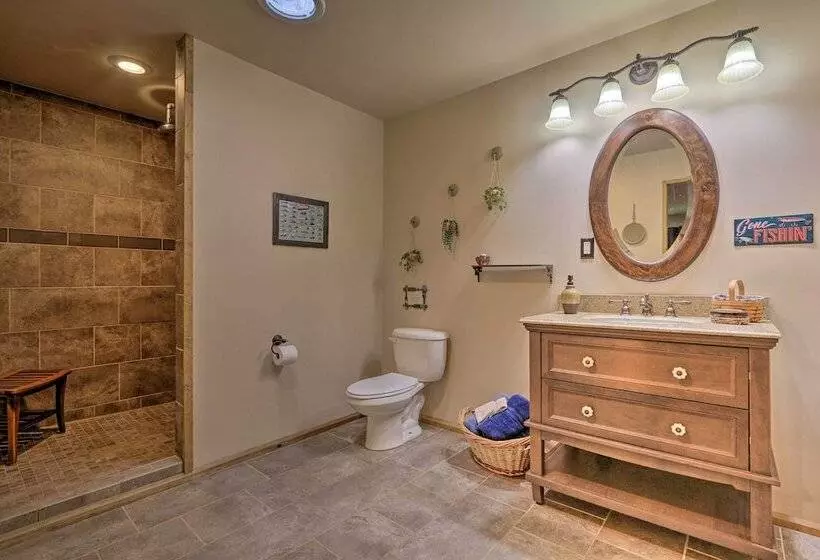 Butler Cabin On 19 Acres W/ Hot Tub & Fire Pit!