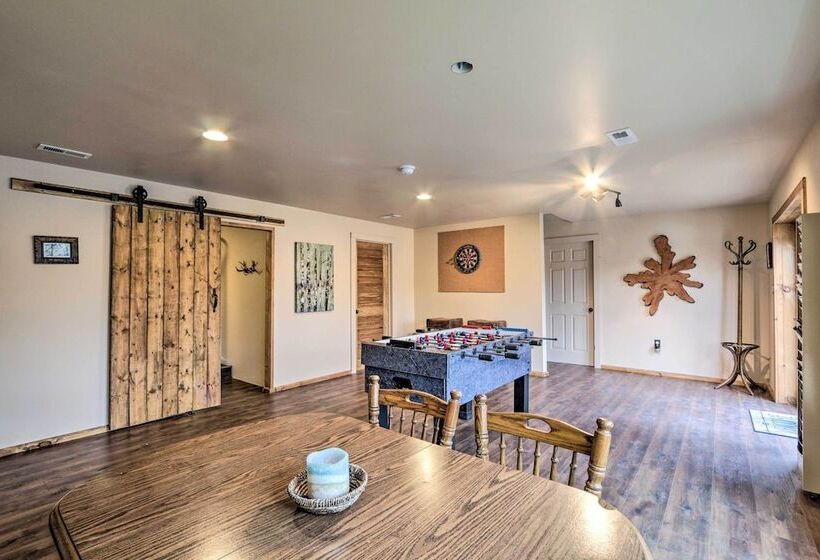 Butler Cabin On 19 Acres W/ Hot Tub & Fire Pit!