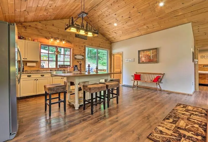 Butler Cabin On 19 Acres W/ Hot Tub & Fire Pit!